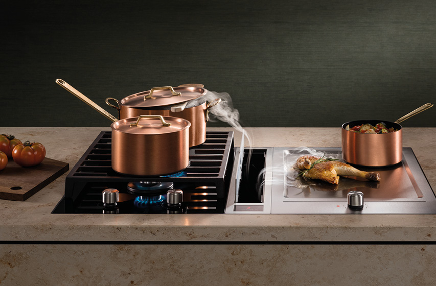 Muldenlüfter saugt Kochdampf neben Gas- und Tepan-Kochfeld ab