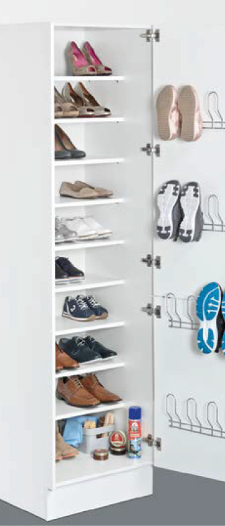 Schuhschrank im Hauswirtschaftsraum mit Regalböden und Türhaltern.