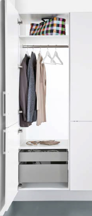 Kleiderschrank im Hauswirtschaftsraum mit Kleiderstange und Auszug.