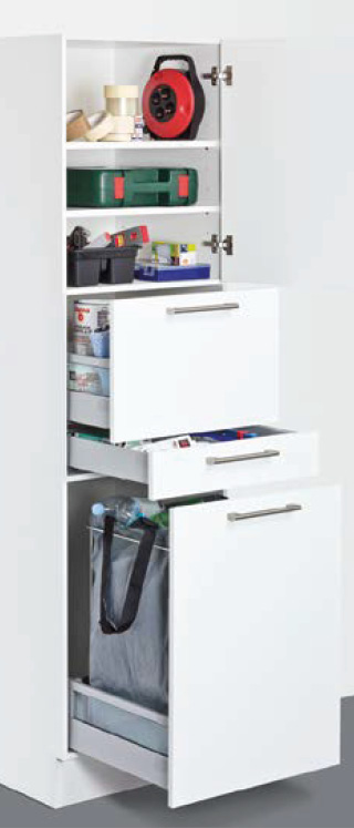 Hochschrank im Hauswirtschaftsraum mit Auszügen und Wäschesack.