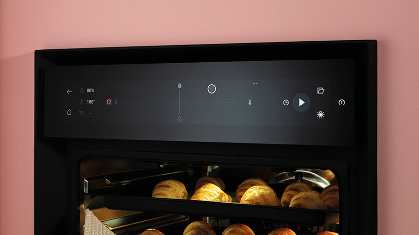 Dampfbackofen mit Touchdisplay, Croissants backen im Garraum