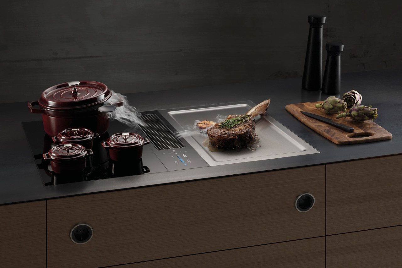 Bora Kochfeld mit Dunstabzug neben Tepan-Grill und Töpfen in Küchenzeile