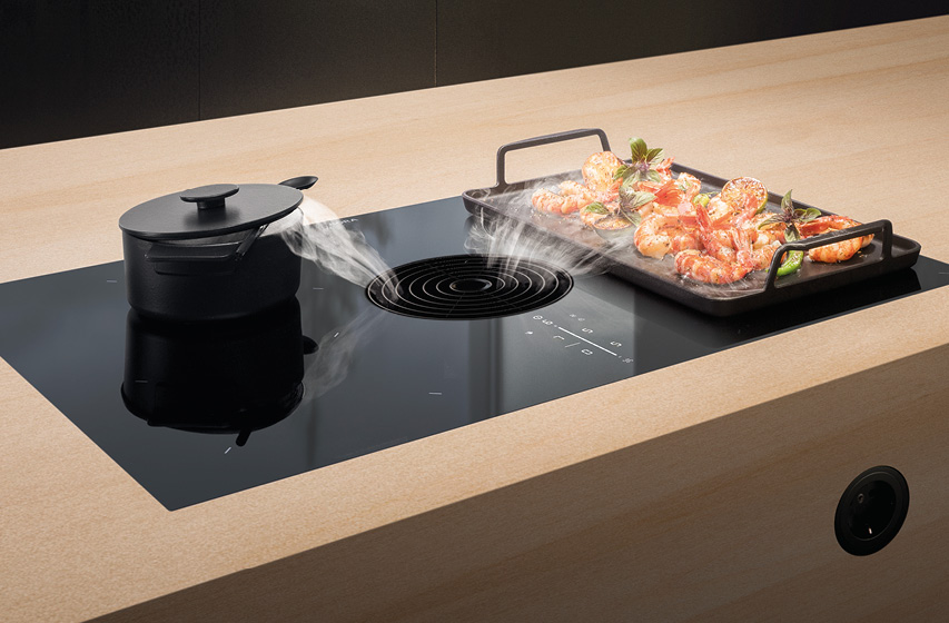 Bora Kochfeld mit Dunstabzug saugt Kochdampf neben Grillplatte ab