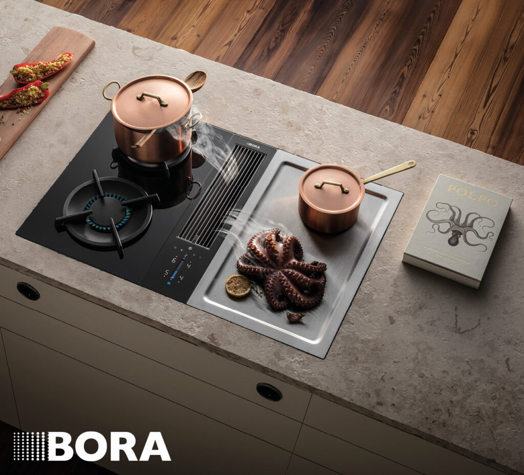 Bora Kochfeld mit integriertem Dunstabzug und Töpfen auf Kücheninsel