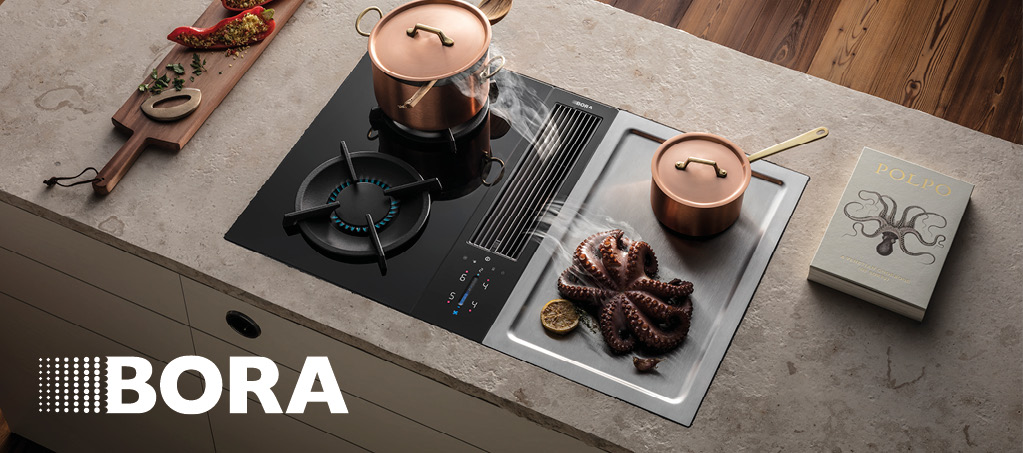 Bora Kochfeld mit integriertem Dunstabzug und Töpfen auf Kücheninsel