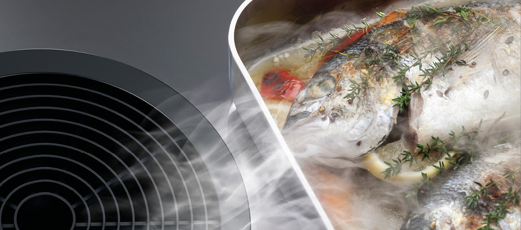 Integrierter Dunstabzug am Bora Kochfeld saugt Kochdampf neben Bräter ab