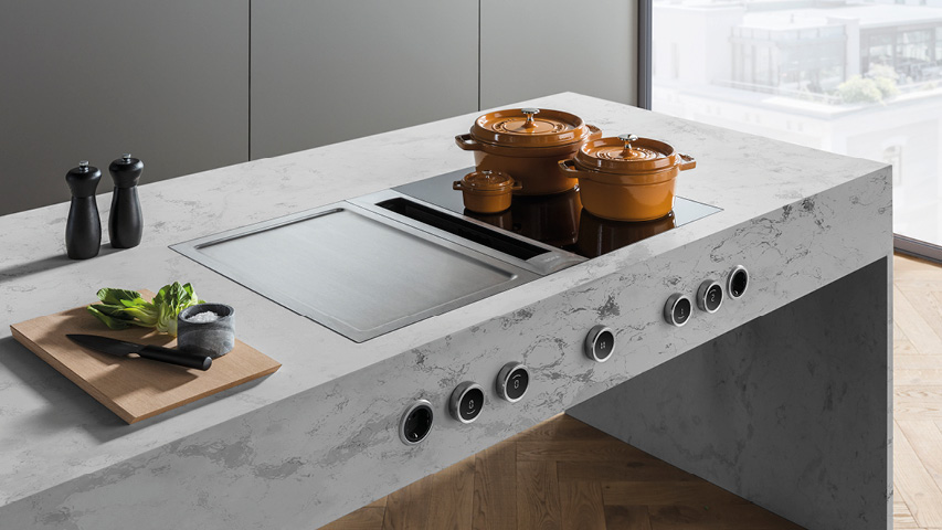 Bora Kochfeld mit integriertem Dunstabzug in Kücheninsel mit Töpfen