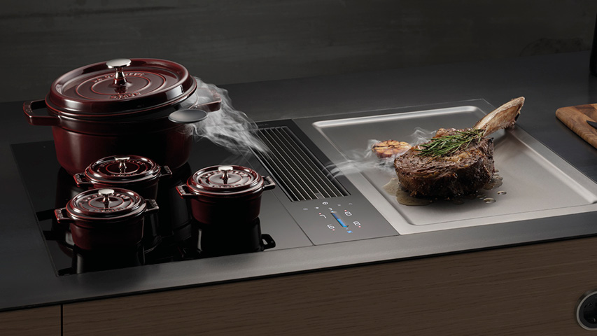 Bora Kochfeld mit integriertem Dunstabzug neben Tepan-Grill und Töpfen