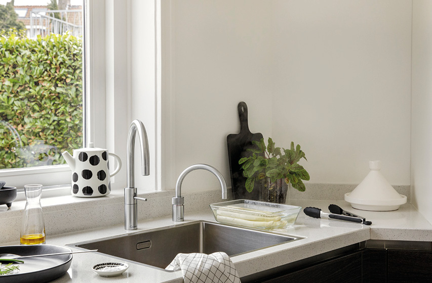 Quooker Wasserhahn über Spüle, kochendes Wasser mit Dampf.