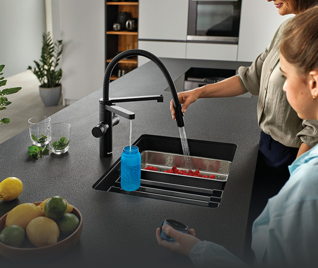 Spülbecken-System mit schwarzer Armatur und Abtropfschale, Link zu Blanco Unit