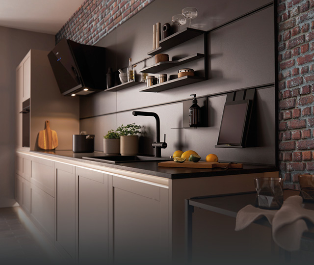 Moderne Küchenzeile mit offenen Regalen und Armatur, Link zu Küchenhighlights