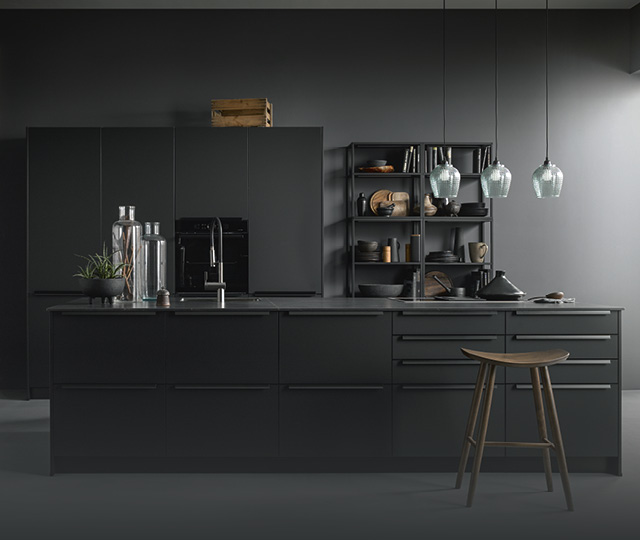 Mattschwarze Küche mit Kücheninsel und Regalen, Link zu Contur Küchen