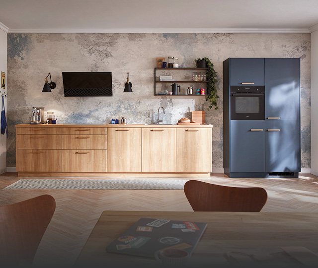 Holzküche mit blauen Hochschränken und Backofen, Link zu Global Küchen