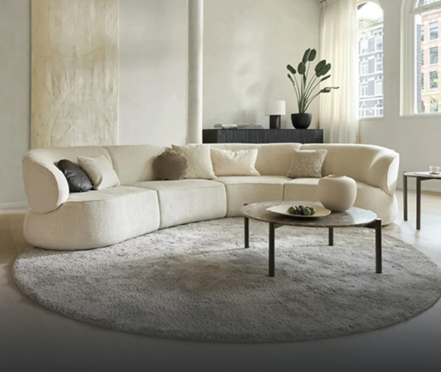 Helles Designersofa im Wohnzimmer mit Couchtisch, Link zu Möbelmarken