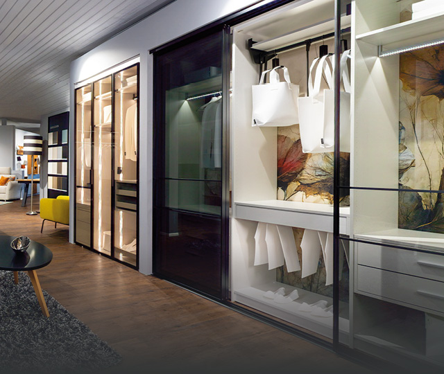 Schiebetür-Kleiderschrank mit beleuchteten Fächern, Link zu Raumplus