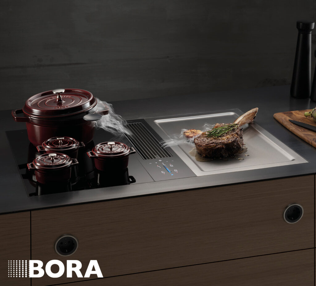 BORA Kochfeldabzug mit Töpfen und Steak auf Tepanplatte