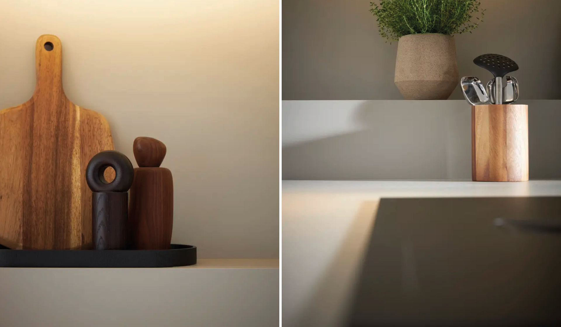 Küchendeko mit Schneidebrett, Gewürzmühlen und Utensilien auf Ablage.