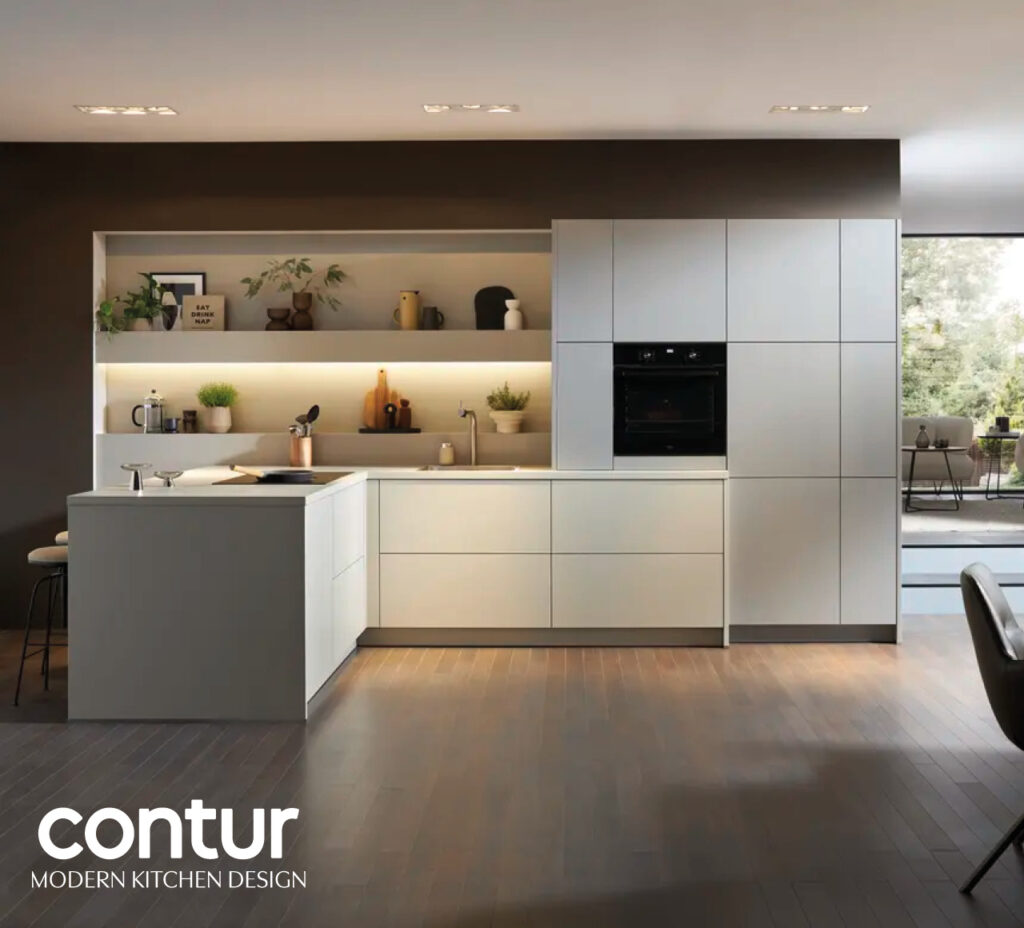 Moderne Küche mit Kochinsel, hellen Fronten und Einbau-Backofen.