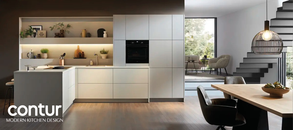 Moderne Küche mit Kochinsel, hellen Fronten und Einbau-Backofen.