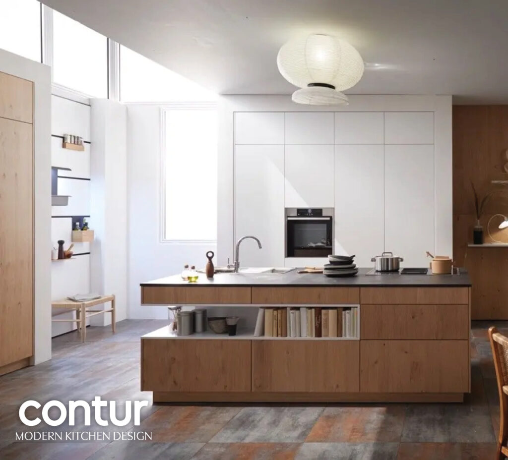 Moderne Wohnküche mit Holzinsel, weißen Fronten und Einbauofen