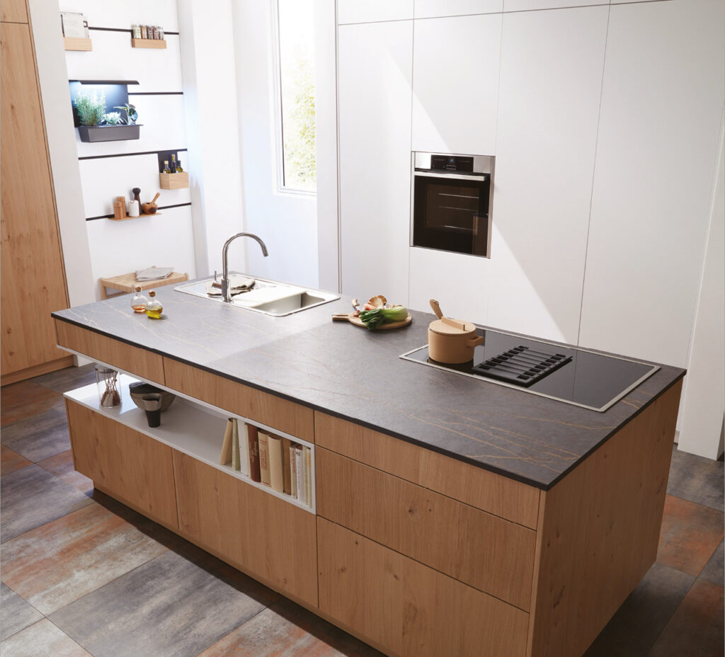 Kücheninsel aus Holz mit dunkler Arbeitsplatte, Spüle und Kochfeld