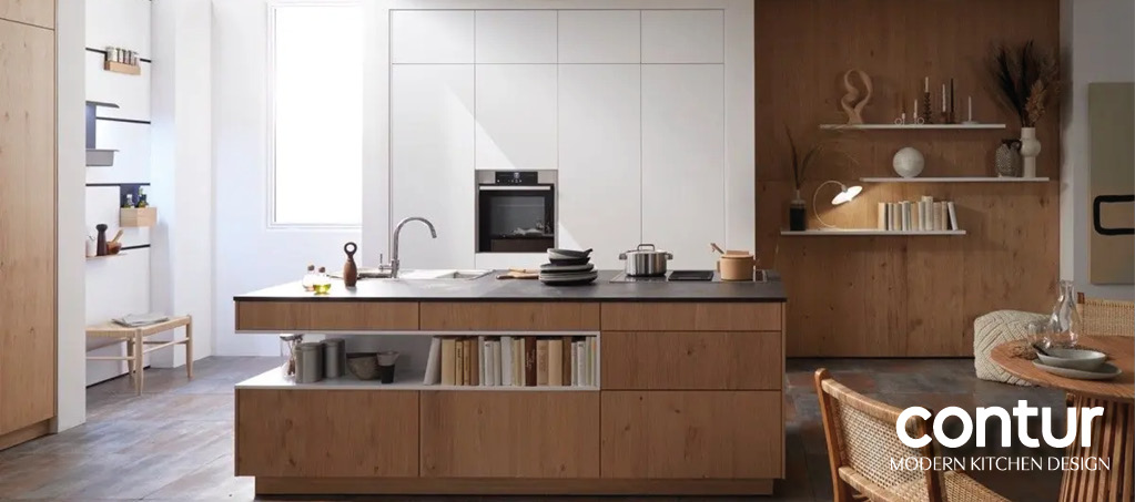 Moderne Wohnküche mit Holzinsel, weißen Fronten und Einbauofen