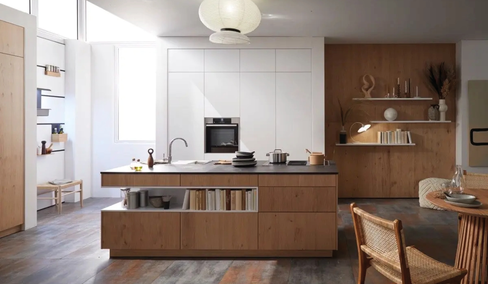 Moderne Wohnküche mit Holzinsel, weißen Fronten und Einbauofen