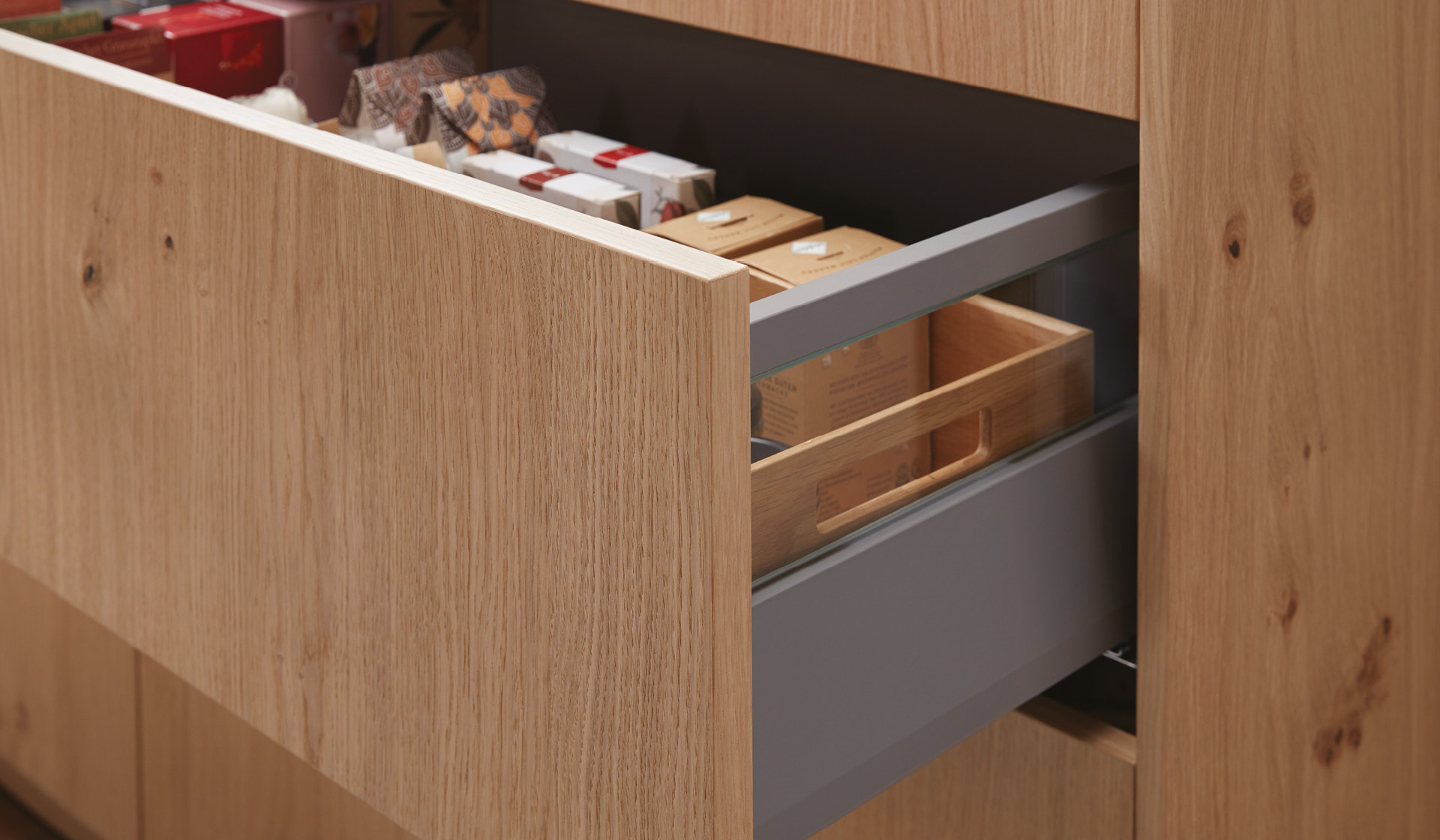 Auszugsschublade in Holz-Kücheninsel mit organisiertem Stauraum
