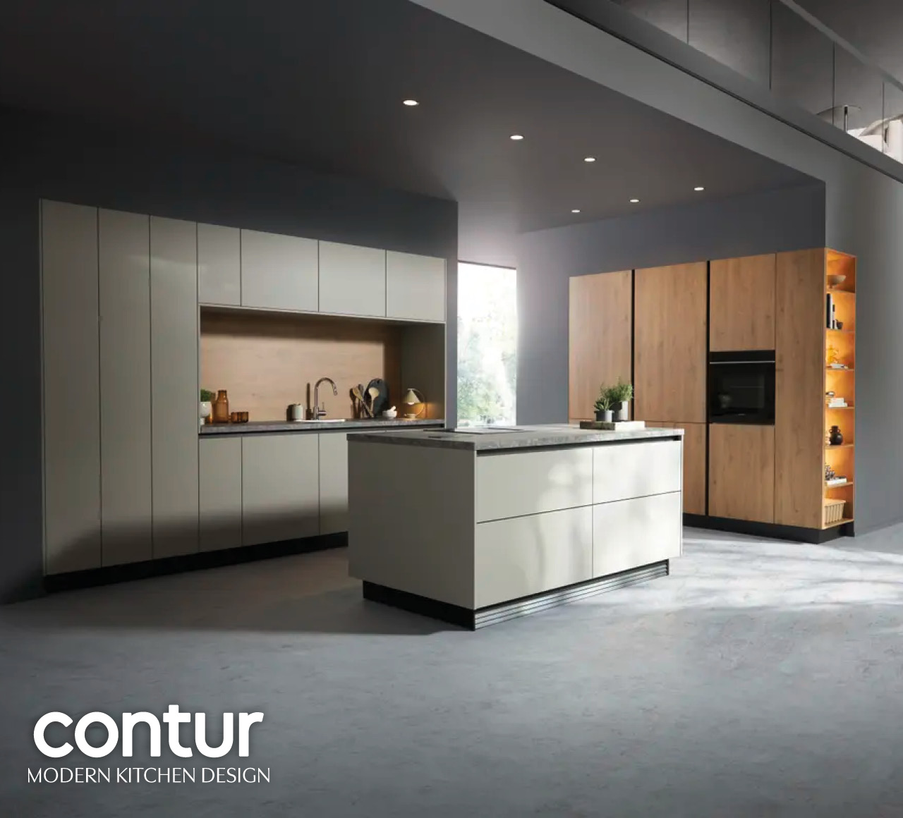 Moderne Kuche mit Kochinsel, hellen Fronten und Holzhochschranken