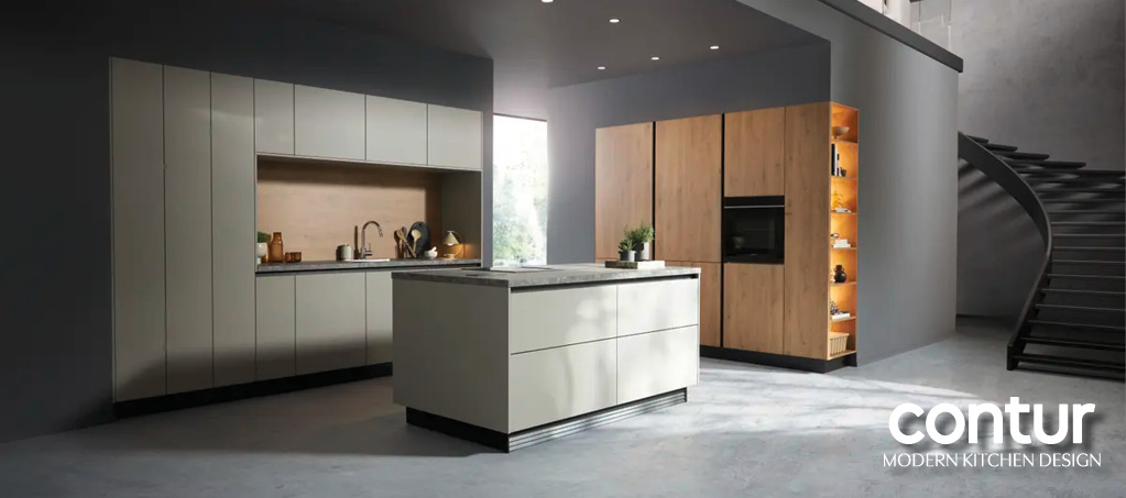 Moderne Kuche mit Kochinsel, hellen Fronten und Holzhochschranken