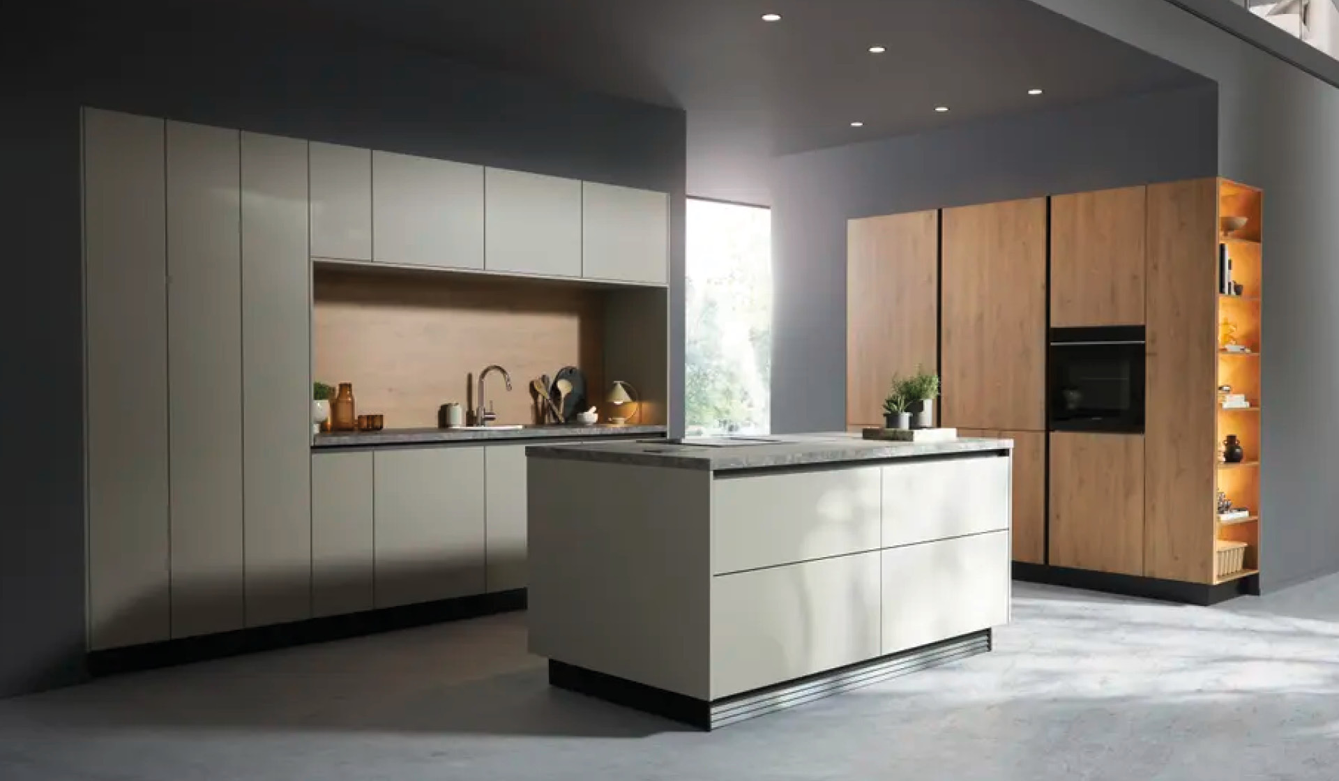 Moderne Kuche mit Kochinsel, hellen Fronten und Holzhochschranken