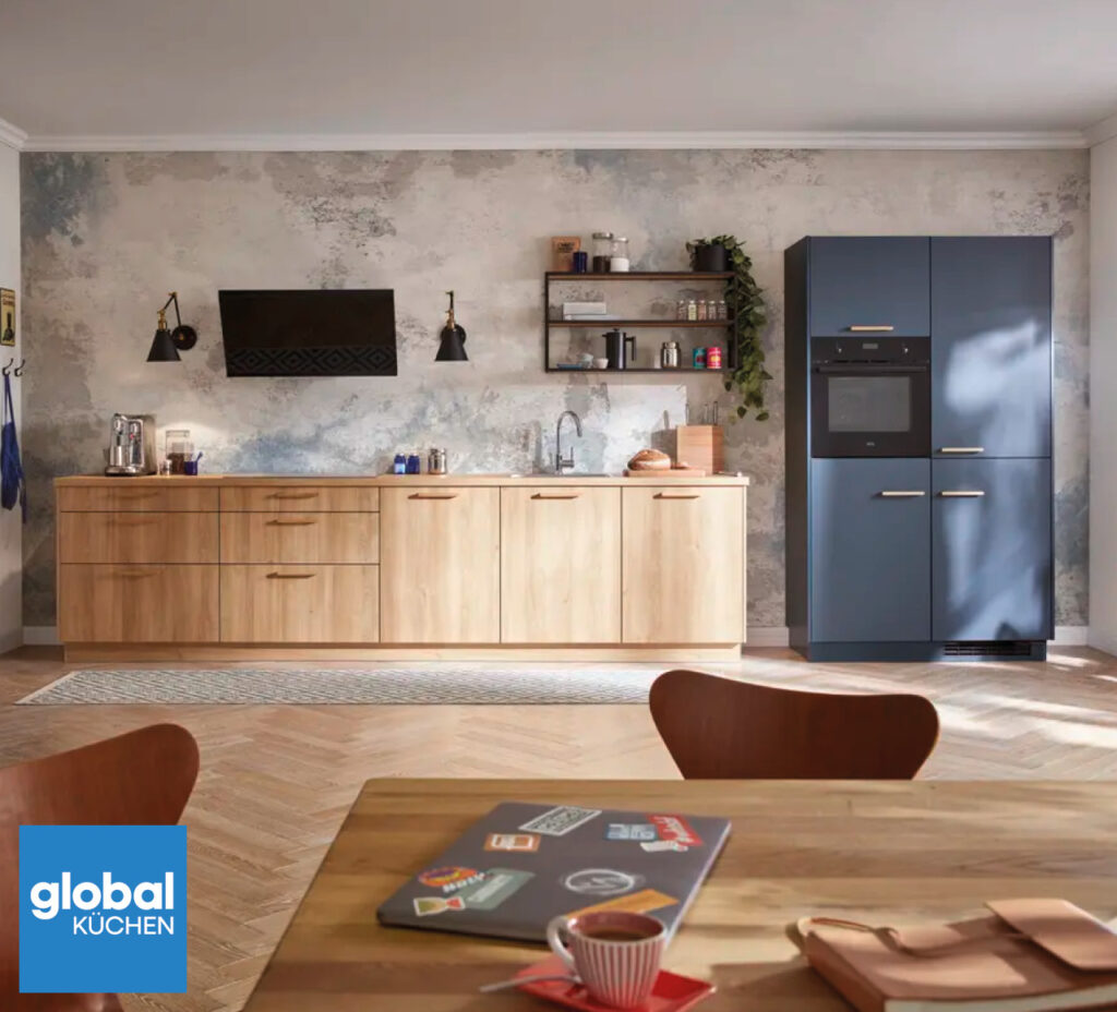 Kuche mit Holzfronten und blauem Hochschrank, Spule und Backofen