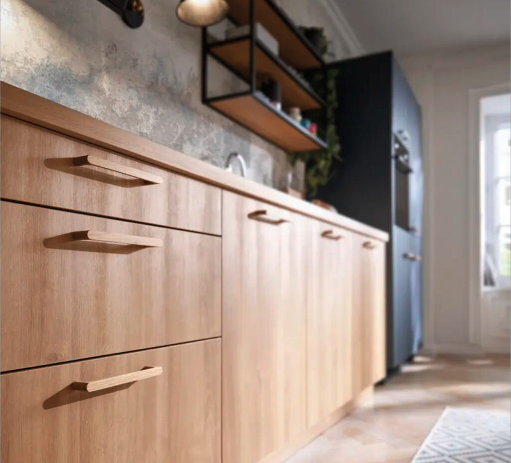 Detail: Holzfronten mit Griffen und Arbeitsplatte in moderner Kuche