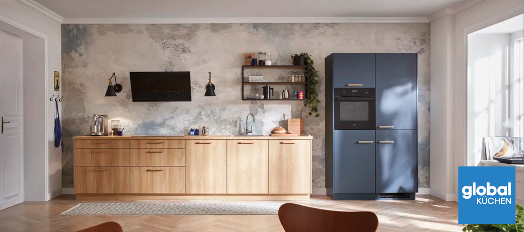 Kuche mit Holzfronten und blauem Hochschrank, Spule und Backofen
