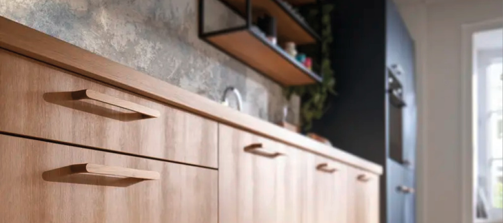 Detail: Holzfronten mit Griffen und Arbeitsplatte in moderner Kuche