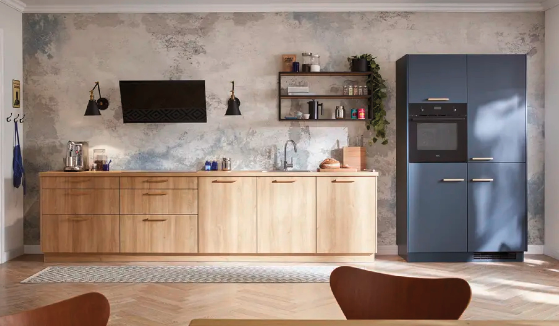 Kuche mit Holzfronten und blauem Hochschrank, Spule und Backofen