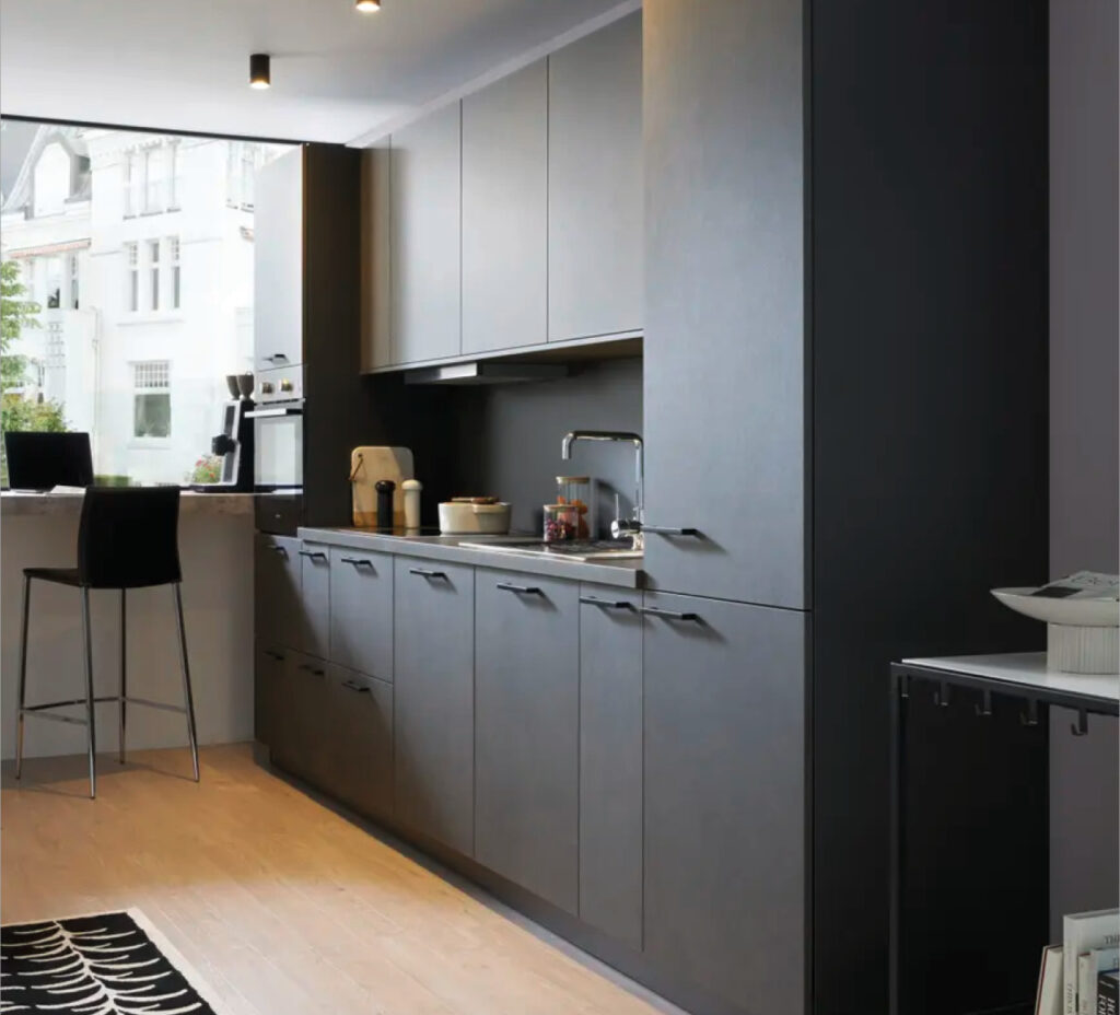 Dunkle Einbaukuche mit Spule, Oberschranken und Sitzplatz am Fenster