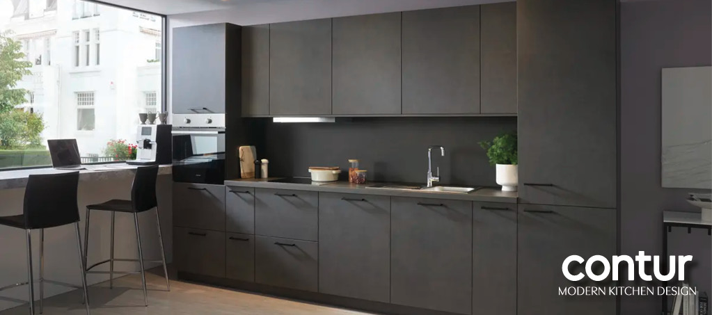 Dunkle grifflose Einbaukuche mit Spule und Hochschranken, Produktseite