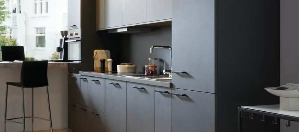 Dunkle Einbaukuche mit Spule, Oberschranken und Sitzplatz am Fenster