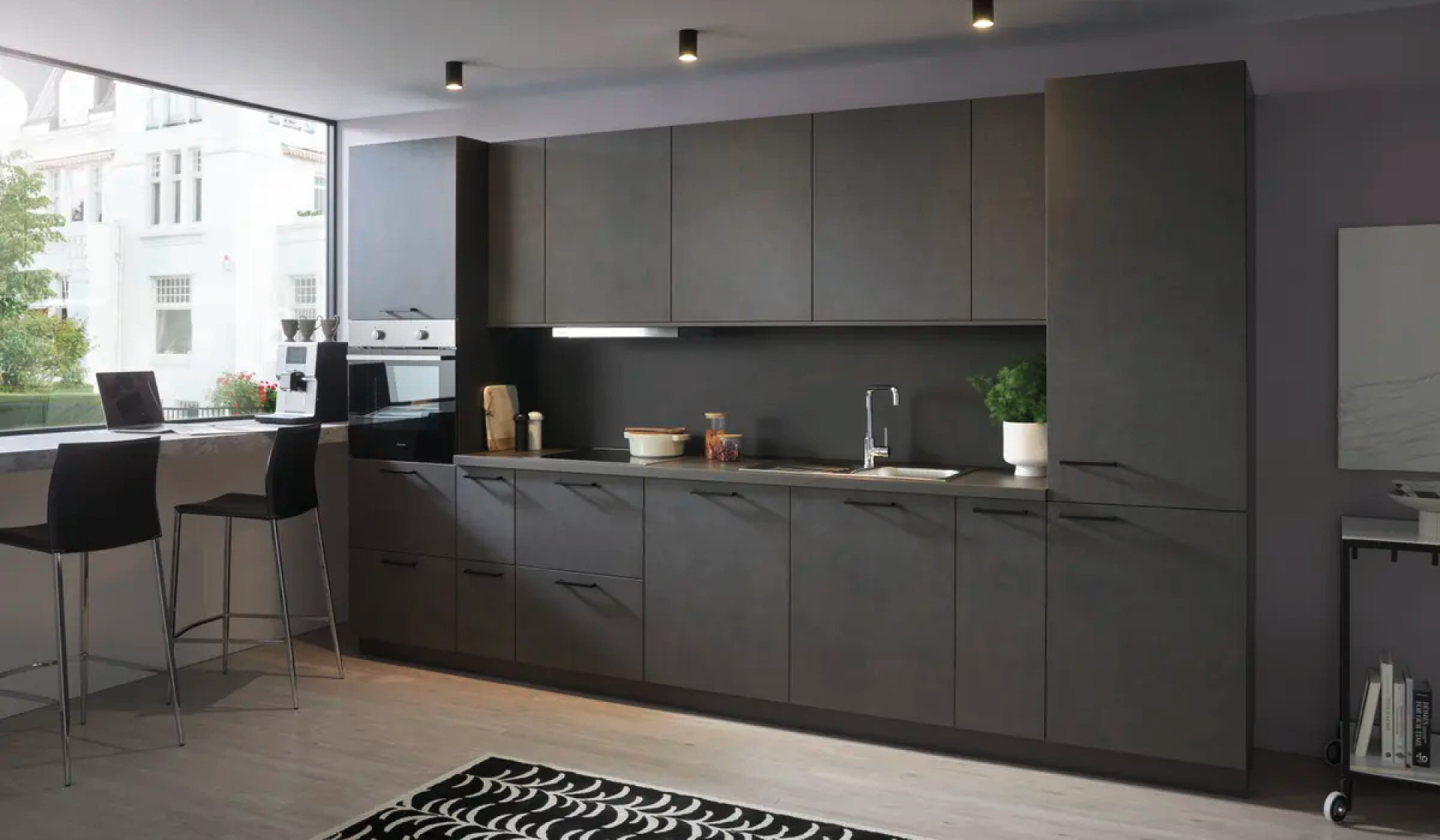 Dunkle grifflose Einbaukuche mit Spule und Hochschranken, Produktseite