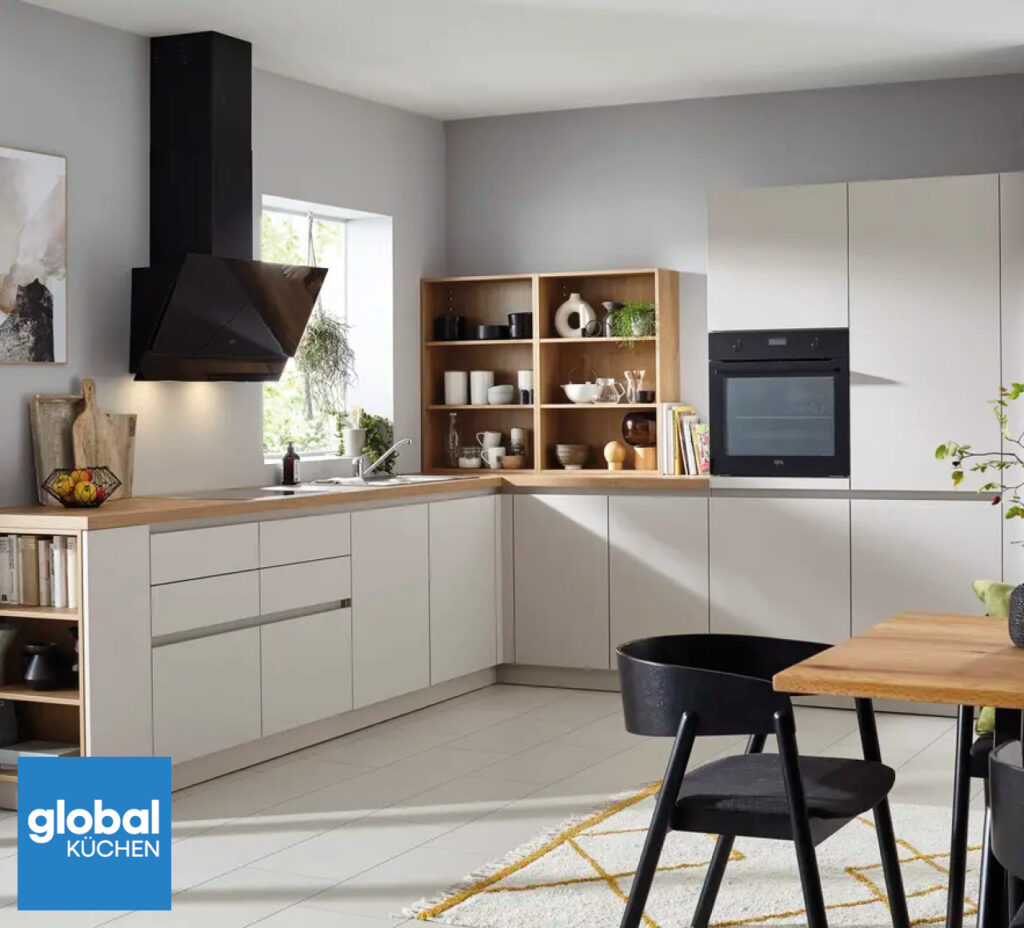 Moderne Winkelkuche in Grau mit Holzregal, Backofen und Dunstabzug