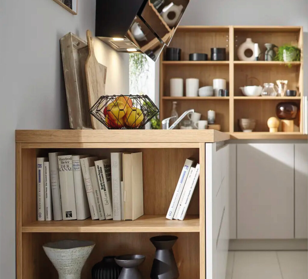 Detail: Offenes Holzregal an Kuche mit Buchern und Obstschale