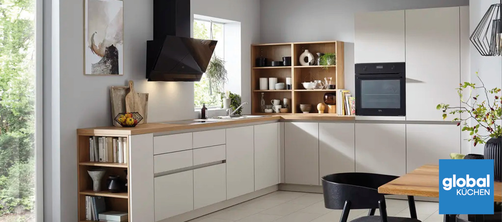 Moderne Winkelkuche in Grau mit Holzregal, Backofen und Dunstabzug