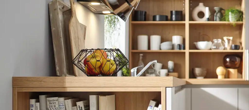 Detail: Offenes Holzregal an Kuche mit Buchern und Obstschale