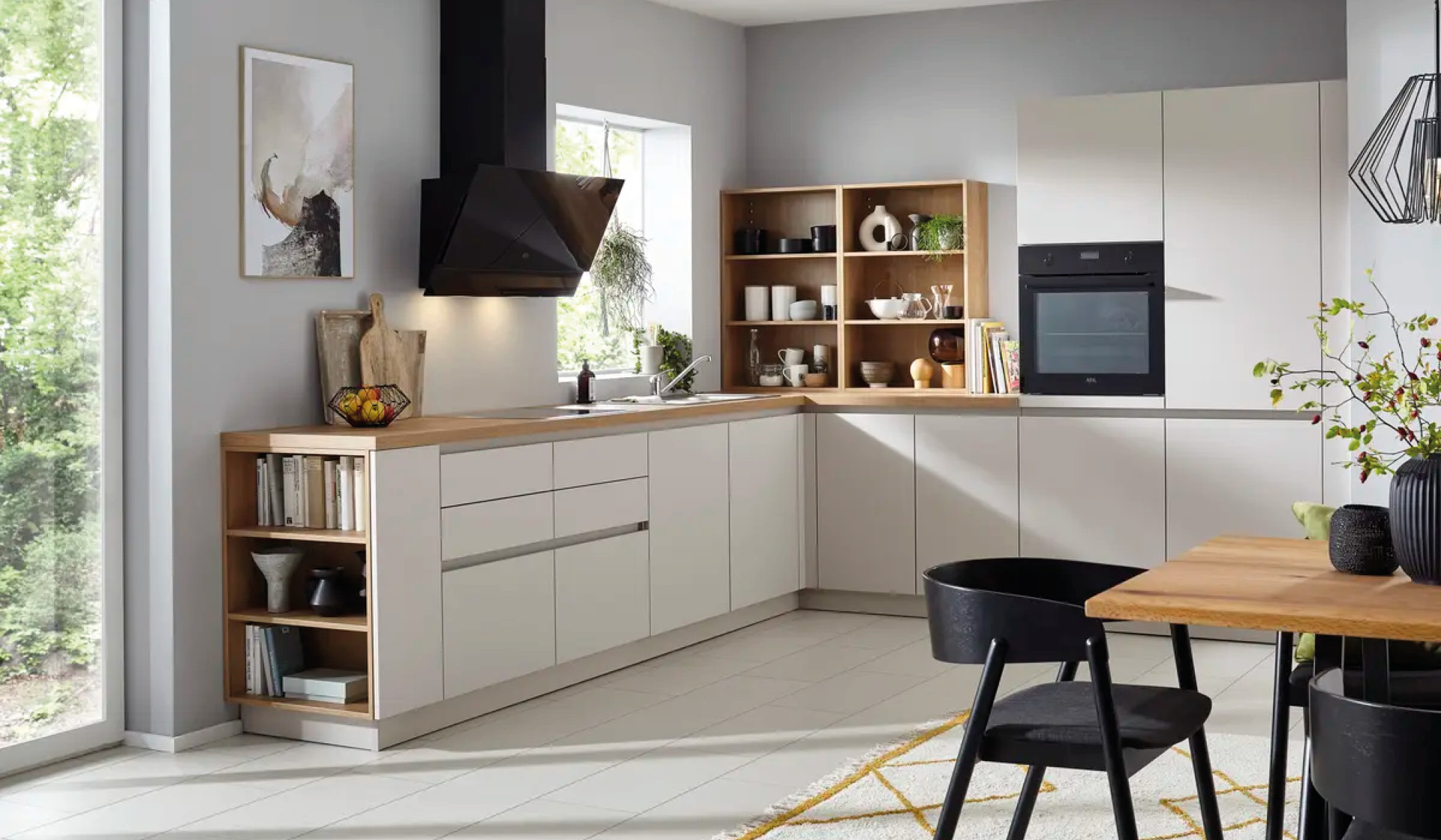 Moderne Winkelkuche in Grau mit Holzregal, Backofen und Dunstabzug