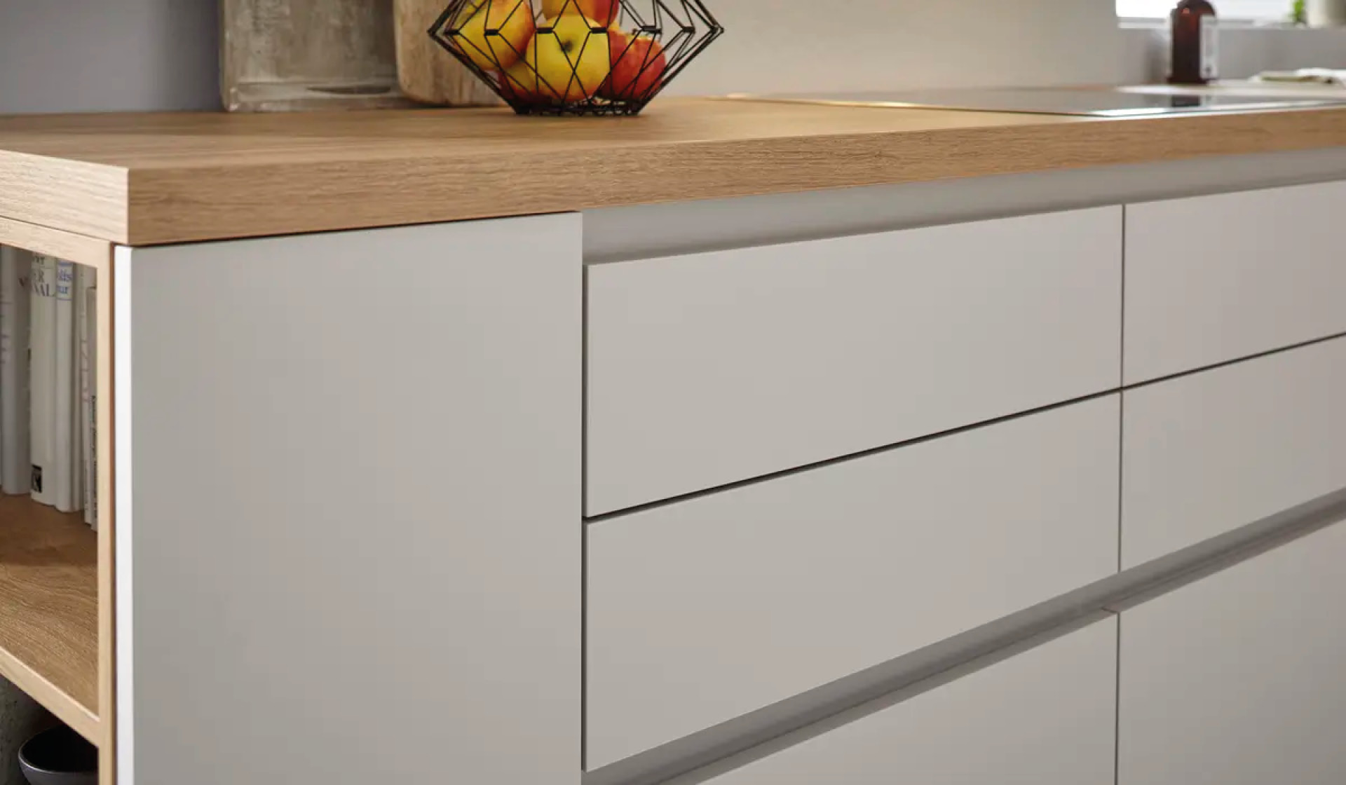 Detail: Graue Schubladenfronten mit Holzarbeitsplatte, Kuche Himmlisch Wohnen