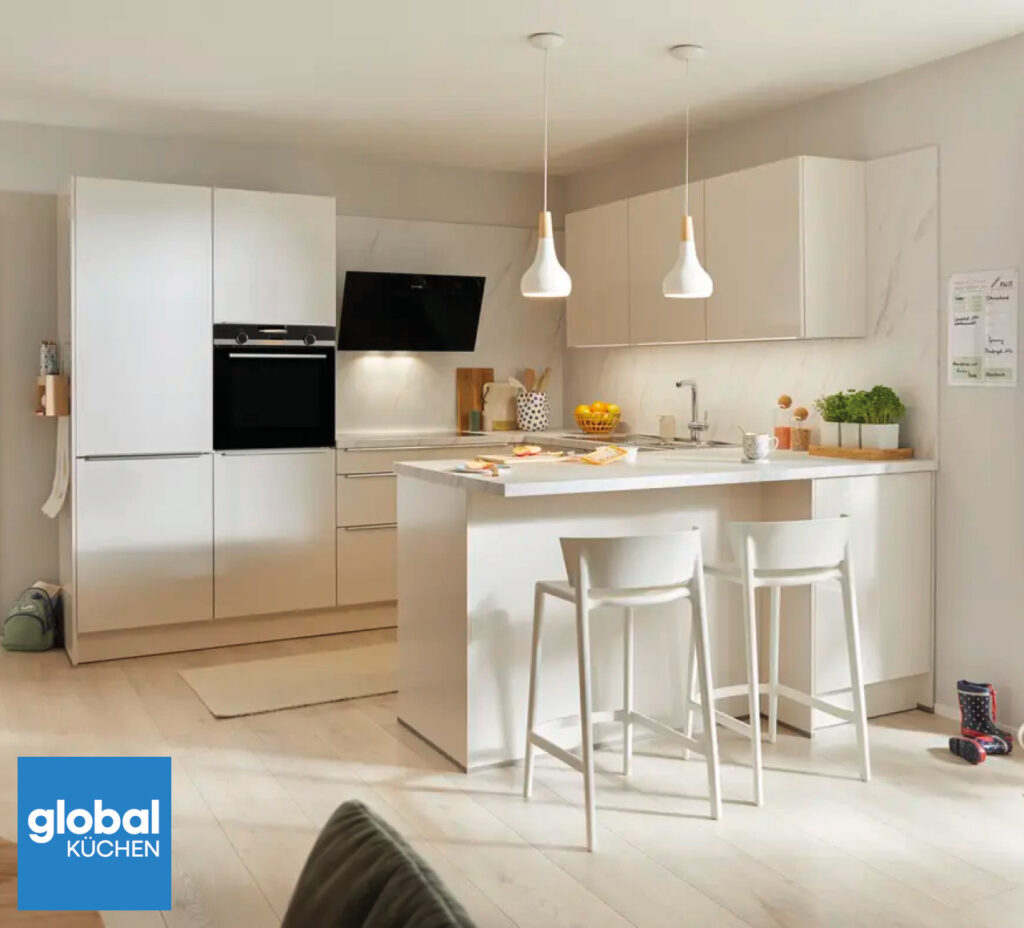 Helle moderne Einbaukuche in Weiss mit Kochinsel und Barhockern
