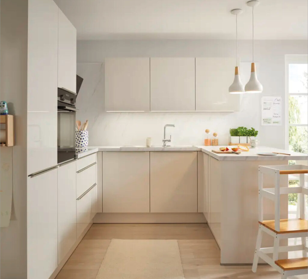 Weisse Winkelkuche mit Arbeitsplatte, Spule und Hangeschranken, Produktseite