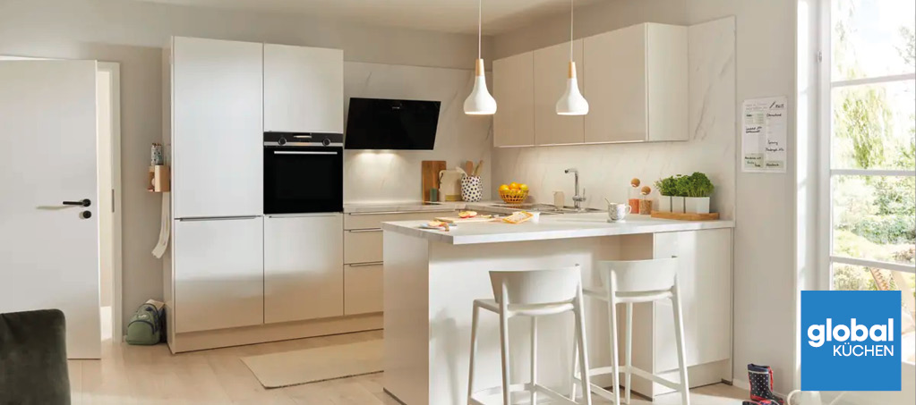 Helle moderne Einbaukuche in Weiss mit Kochinsel und Barhockern