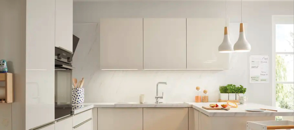 Weisse Winkelkuche mit Arbeitsplatte, Spule und Hangeschranken, Produktseite